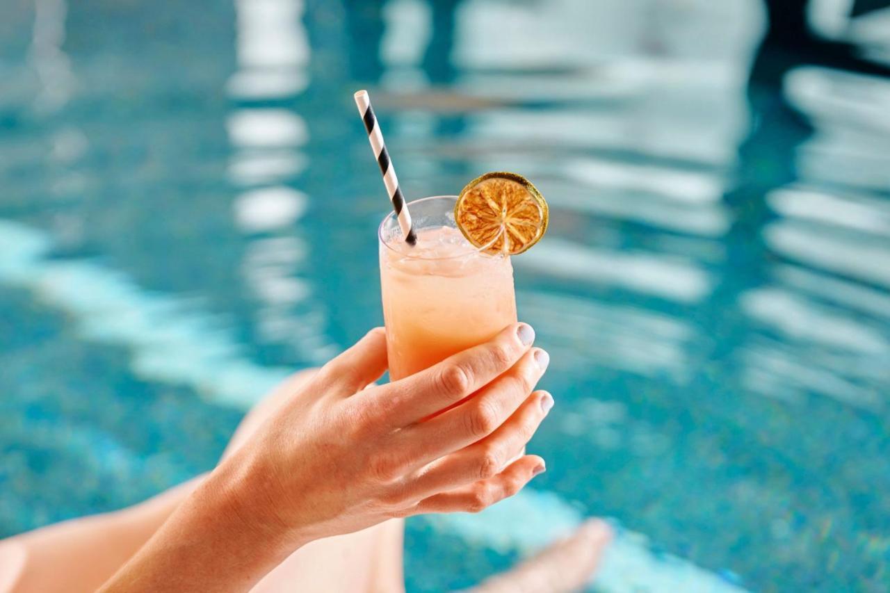 Sheraton Melbourne Hotel Εξωτερικό φωτογραφία A cocktail with a paper straw