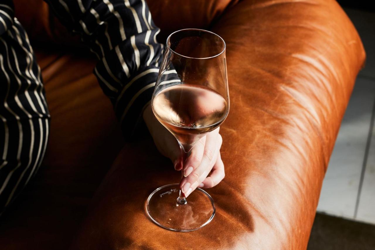 Sheraton Melbourne Hotel Εξωτερικό φωτογραφία A glass of Champagne