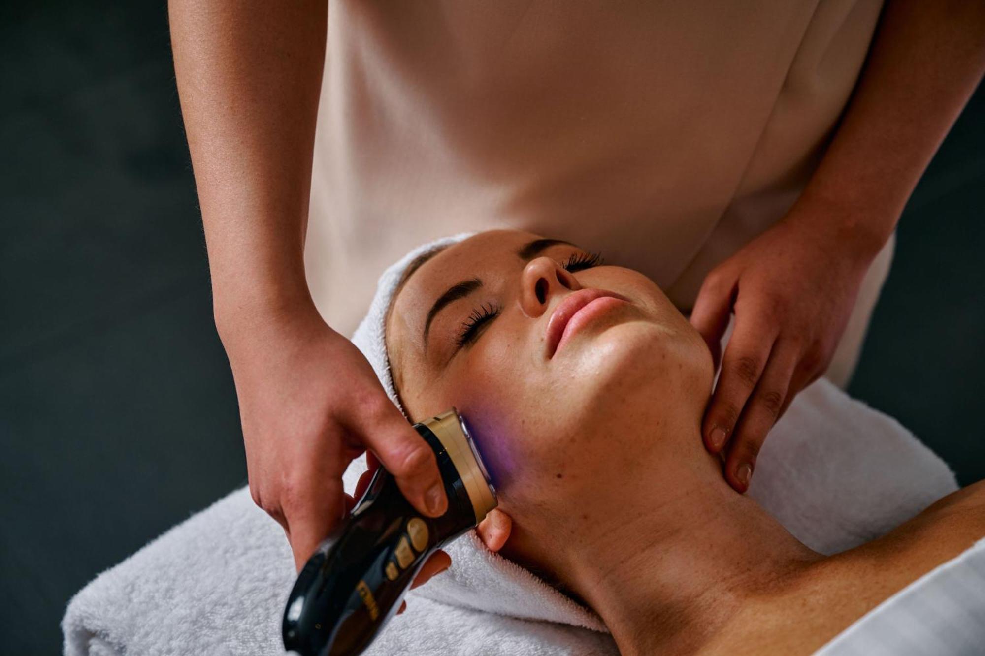 Sheraton Melbourne Hotel Εξωτερικό φωτογραφία A woman receiving a facial treatment