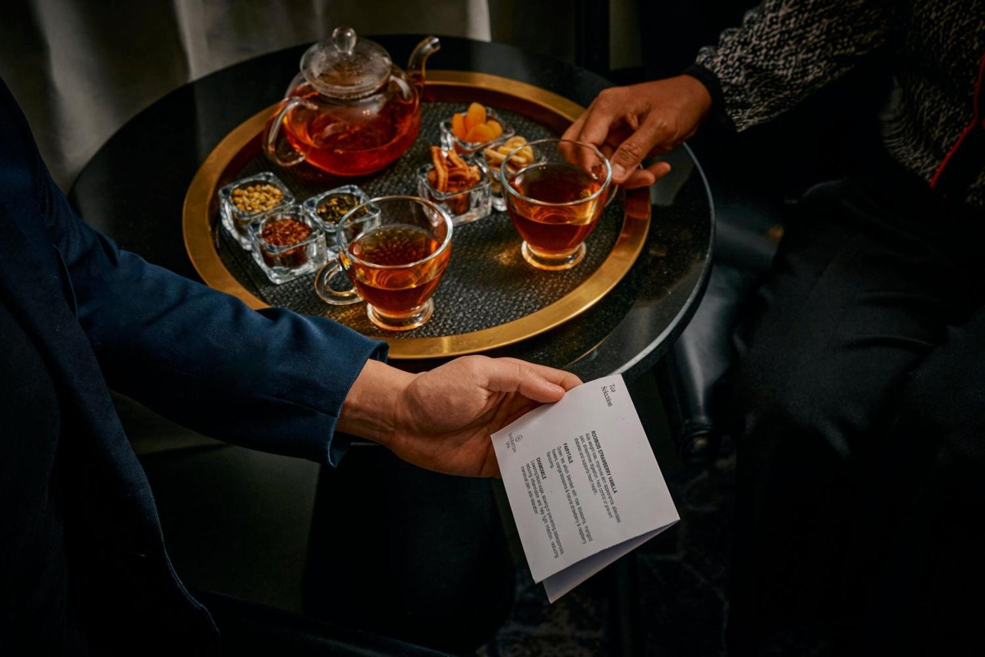 Sheraton Melbourne Hotel Εξωτερικό φωτογραφία A bartender serving drinks