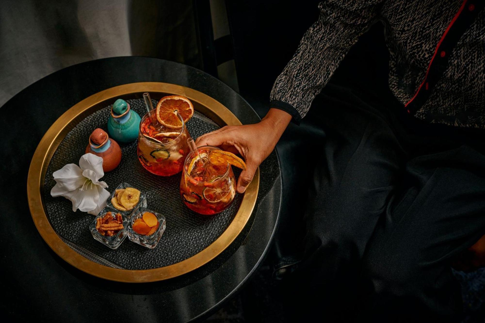 Sheraton Melbourne Hotel Εξωτερικό φωτογραφία A tray of cocktails