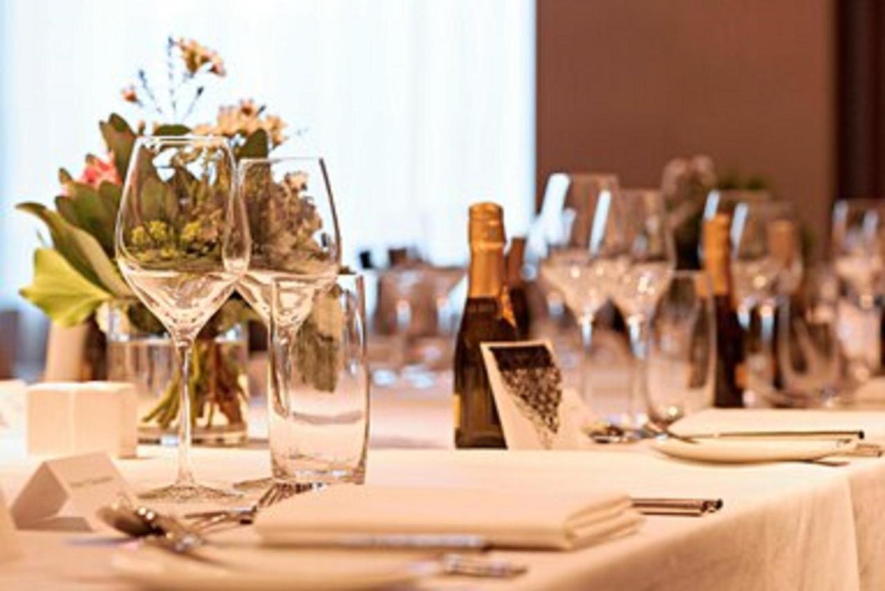 Sheraton Melbourne Hotel Εξωτερικό φωτογραφία Wine bottles and glasses